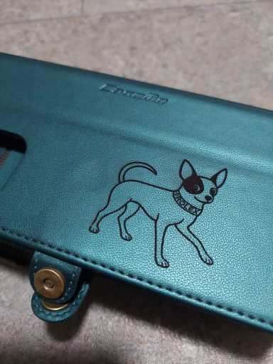 Handyhülle passend für Ihr Handy mit Gravur von Ihrem Hund Türkise Tasche mit einem Hundemotiv, das einen Hund mit Halsband zeigt.