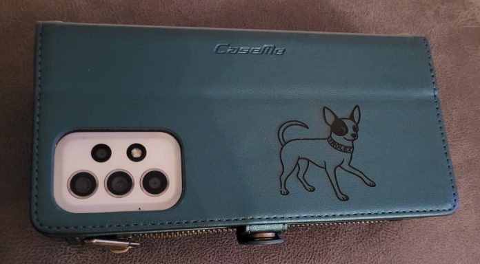 Handyhülle passend für Ihr Handy mit Gravur von Ihrem Hund Grünes Handyhüllen mit Hundemotiv und mehreren Kameralinsen.