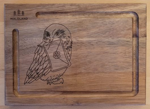 Holzbrett / Schneidebrett aus Holz mit gravierter Eule Holzbrett mit einer eingravierten Zeichnung von einem Vogel.