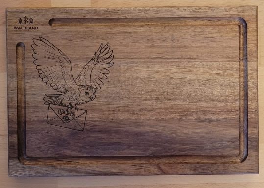 Holzbrett / Schneidebrett aus Holz mit gravierter Eule Holzbrett mit eingraviertem Eulenmotiv und Briefumschlag.
