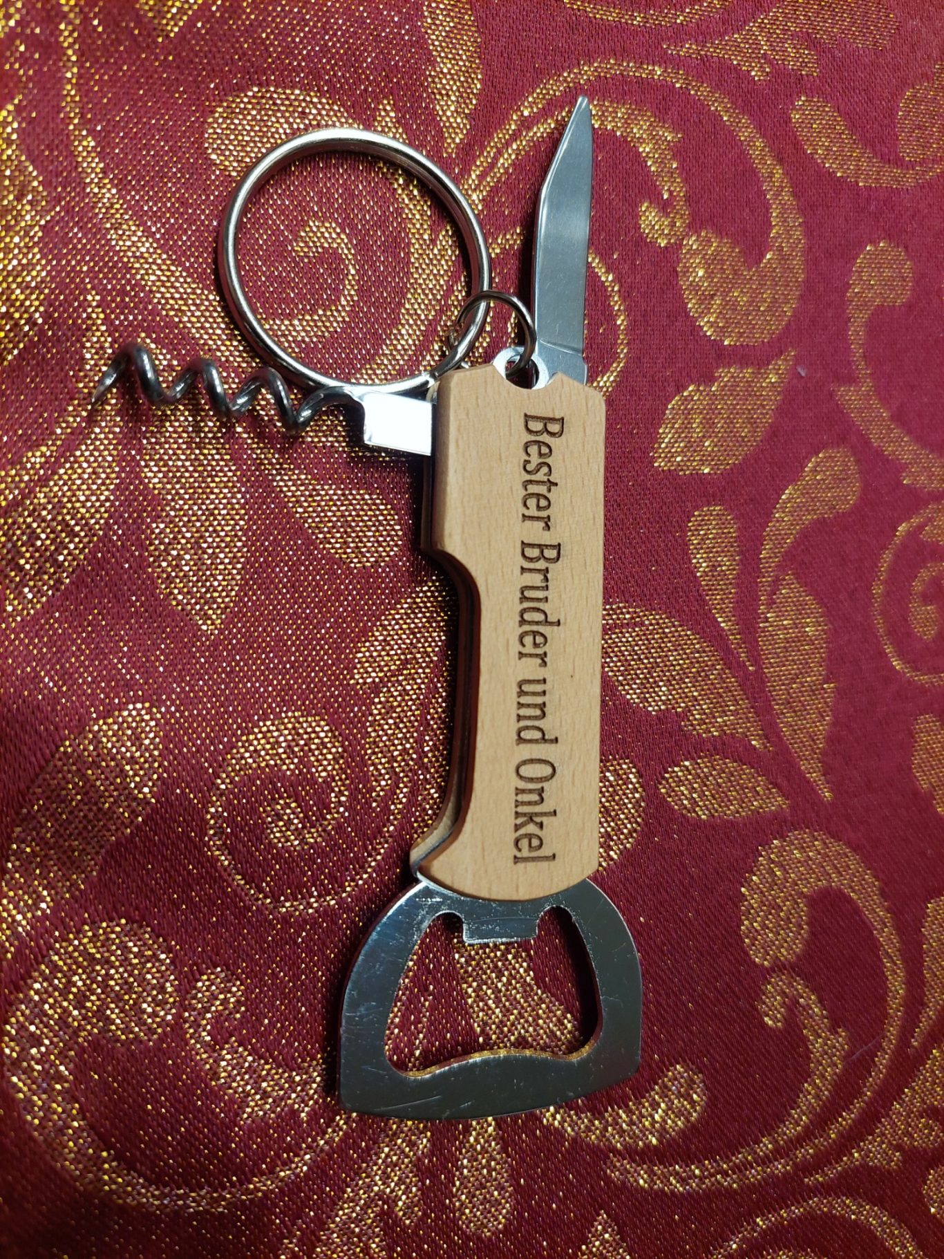 Schlüsselanhänger-Multitool mit Flaschenöffner und Messer Multifunktionales Schlüsselanhänger-Werkzeug mit Flaschenöffner und Klinge.