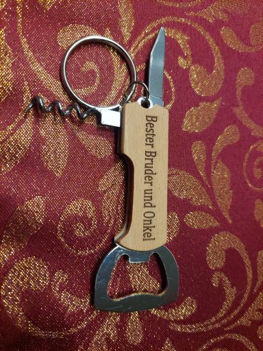 Schlüsselanhänger-Multitool mit Flaschenöffner und Messer Ein Schlüsselanhänger-Multitool mit Flaschenöffner und Messer.