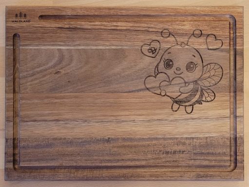 Holzbrett / Schneidebrett aus Holz mit gravierter Biene Schneidebrett aus Holz mit einer gezeichneten Biene und Herzen.
